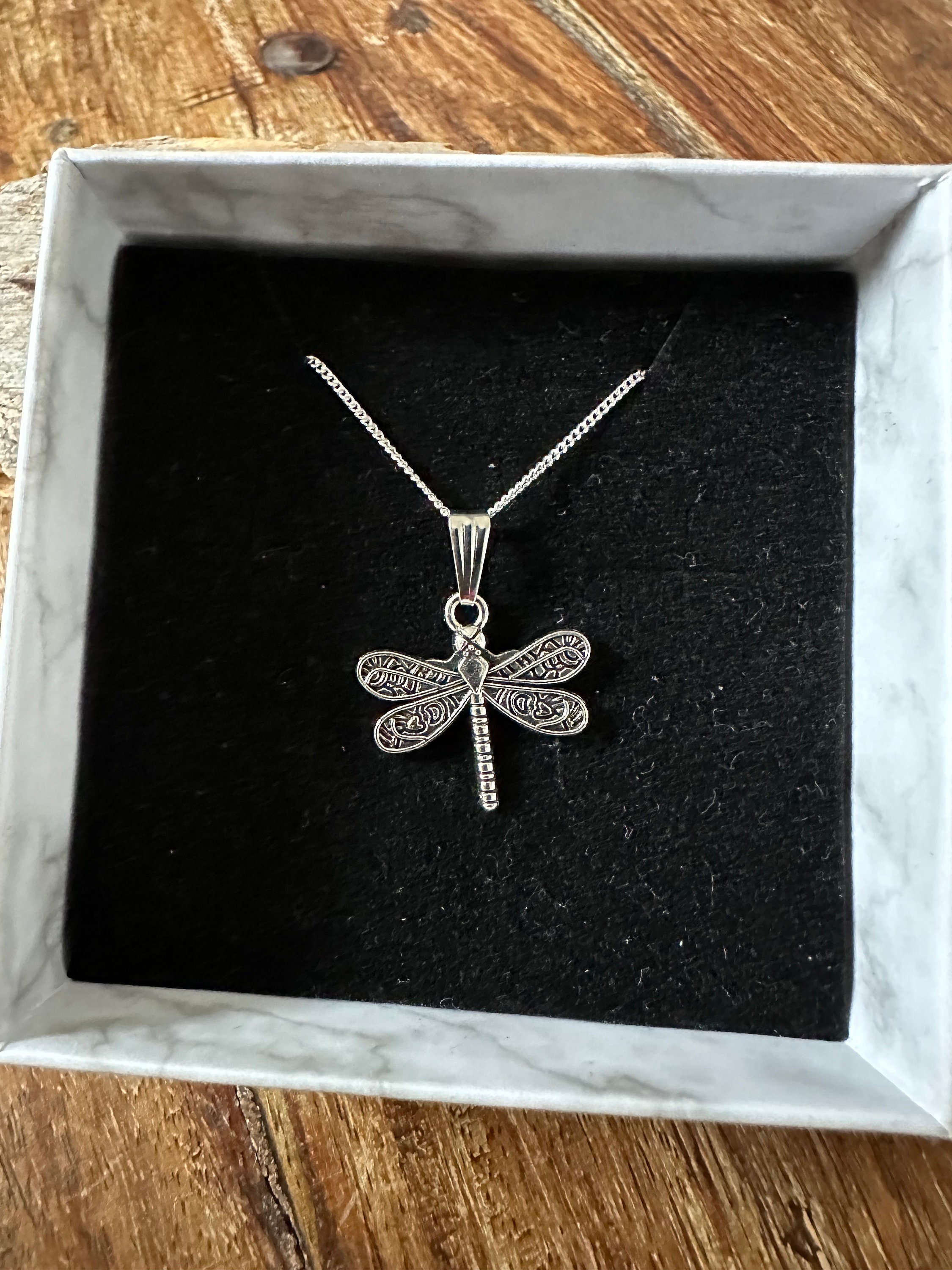 Heather Needham Collana In Argento Sterling 925 Con Libellula – Finitura Ossidata, Catena 45 Cm, Confezione Regalo