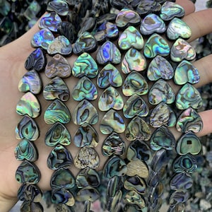 Perles en forme de coeur d'ormeau : brin de coquillage paua irisé (15 po.)