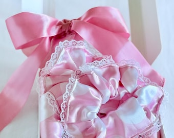 Set de regalo de rulos de satén rosa con lunares para cabello natural, estilo coquette, sin calor.