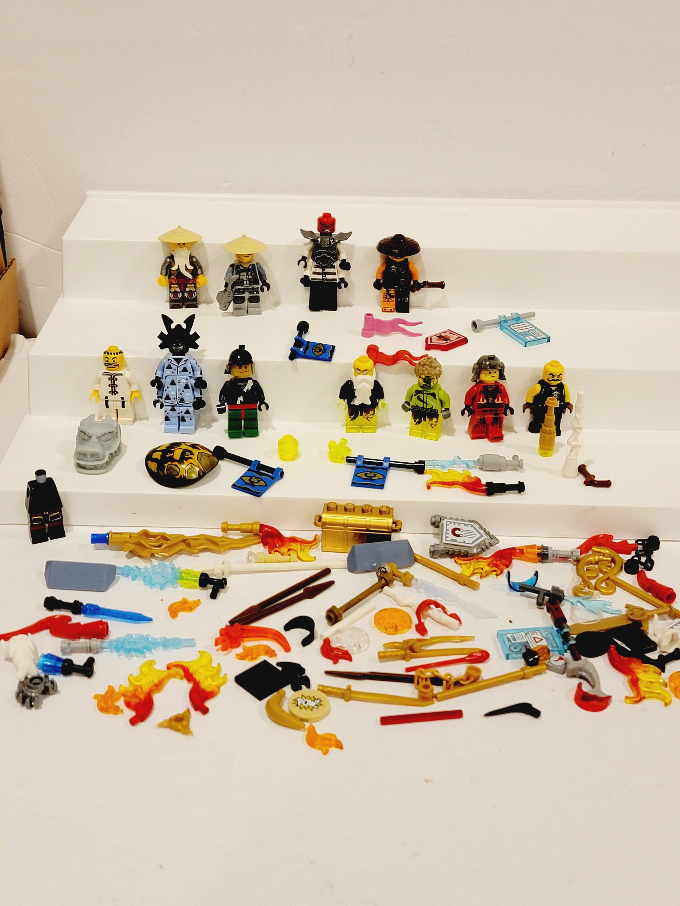 LEGO Ninjago: Zane minifigure - Rebooted (white Ninja) with  blue-transparent techno blade : : Toys & Games
