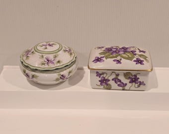 Caja de baratijas antigua vintage con flores moradas