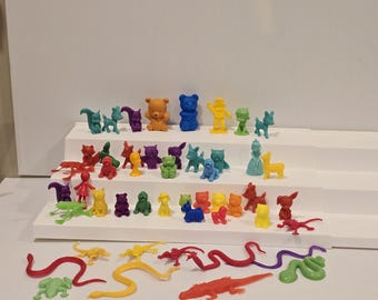 Conjunto colorido de animales y minifiguras para contar