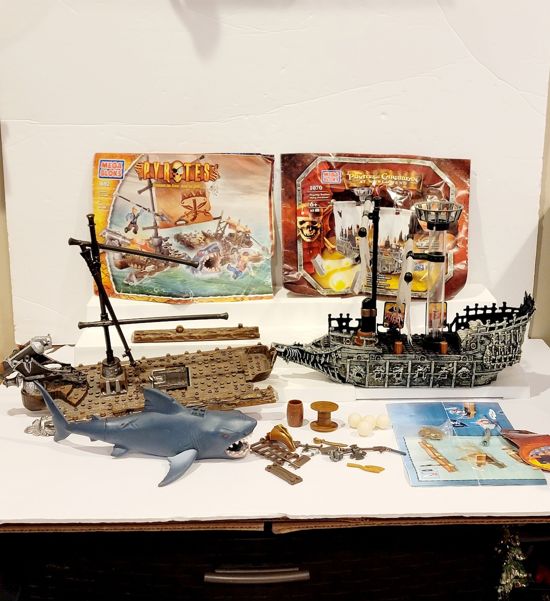 Mega Bloks Pirates of Caribbean Flying Dutchman and Pyrates Shark