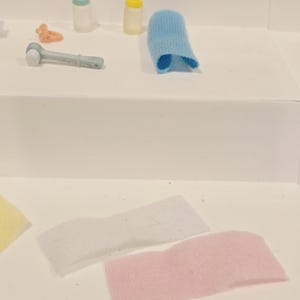 Puede incluir: Colecci&oacute;n de art&iacute;culos para el cuidado del beb&eacute;, que incluye dos biberones, un cepillo de dientes de dedo azul, un mordedor y tres manoplas para dedos en blanco, rosa y amarillo. Los biberones tienen tapas de colores.
