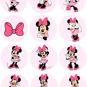Op de afbeelding: Een verzameling Minnie Mouse-illustraties in verschillende poses, elk tegen een zachte roze cirkelvormige achtergrond. Minnie wordt afgebeeld in een roze jurk en strik, met zwarte oren en schoenen. De afbeeldingen tonen verschillende uitdrukkingen en acties.