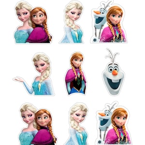 Könnte beinhalten: Eine Sammlung von vorgestanzten Aufklebern mit Charakteren aus dem Animationsfilm "Die Eiskönigin". Die Aufkleber zeigen Bilder von Elsa, Anna und Olaf. Elsa ist in einem blauen Kleid mit einem langen Zopf dargestellt, während Anna einen lila Umhang trägt.