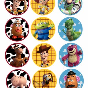 Può includere: Adesivi circolari con personaggi del film d'animazione Toy Story. Gli adesivi includono Woody, Buzz Lightyear, Jessie, Mr. Potato, Rex, Hamm, Slinky Dog, Bullseye, Lotso e un alieno. Ogni personaggio è su uno sfondo colorato.