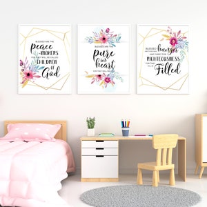 Könnte beinhalten: Drei gerahmte Drucke mit Blumendesigns und inspirierenden Zitaten. Die Zitate lauten: "Selig sind die Friedensstifter; denn sie werden Söhne Gottes genannt werden.", "Selig sind, die reinen Herzens sind; denn sie werden Gott schauen.", und "Selig sind, die da hungern und dürsten nach der Gerechtigkeit; denn sie werden gesättigt werden."