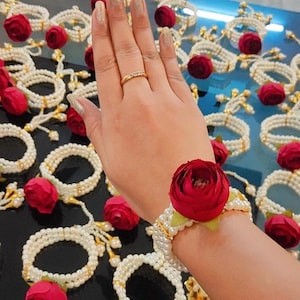 Haldi Mehndi Night Favours Bulk, Adjustable Bracelet for Women Guest, Return Gift Idea, Favor for Desi Indian Wedding, Pearl Flower Bracelet