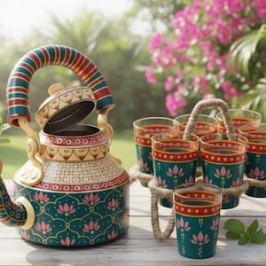 Könnte beinhalten: Eine verzierte Teekanne in Teal und Gold mit einem passenden Set aus sechs Gläsern. Die Teekanne hat ein gemustertes Design mit einem roten und tealfarbenen Griff. Die Gläser sind teal mit einem Blumendesign und einem roten Band. Das Set steht auf einer Holzoberfläche.