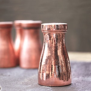 Nachttischkaraffe, Wasserkaraffe aus reinem Kupfer mit Kupferbecherkappe, indische handgefertigte Geschenke, moderne Wasserbecher, Geschenk für Eltern, Großeltern