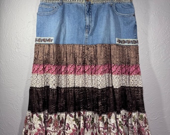 Falda vaquera vintage Y2K talla grande 26 (cintura 44") con volantes, patchwork y detalles de cuentas.