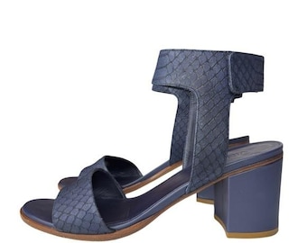 Vince. Sz 7 Josslyn Navy Leather Snake Embossed Ankle Strap Heel Sandals Spring