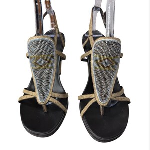 Sandalias de tacón con cuentas estilo boho de Donald J. Pliner, talla 8.5, de cuero, fabricadas en Italia. imagen 3