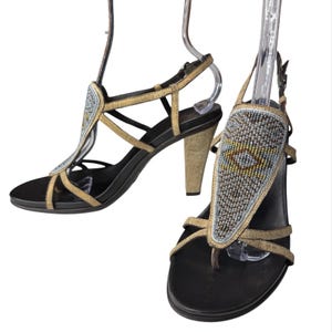Sandalias de tacón con cuentas estilo boho de Donald J. Pliner, talla 8.5, de cuero, fabricadas en Italia. imagen 1