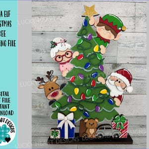 Puede incluir: Un archivo de pie de árbol de Navidad de madera con Santa Claus, un elfo, un reno, una abuela, un oso de peluche y un coche. El árbol está decorado con luces de colores y adornos.