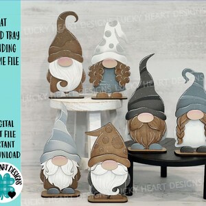 File di cartello con gnomo in piedi con vassoio a più livelli per cappelli SVG, casa, famiglia, fattoria, Glowforge, LuckyHeartDesignsCo