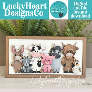 Può includere: Un cartello in cornice di legno con animali della fattoria dei cartoni animati, tra cui un asino, una capra, una mucca, un maiale, un cavallo, una mucca delle Highlands e un pollo. Il cartello ha il testo "Lucky Heart Designs Co".