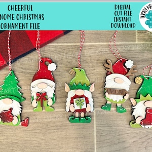 Arquivo SVG de enfeite de Natal de gnomo alegre, Gnomie Glowforge, LuckyHeartDesignsCo