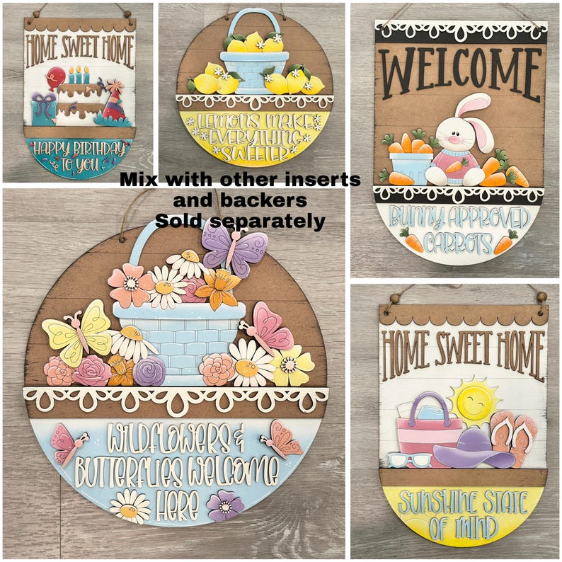 Puede incluir: Una colecci&oacute;n de letreros de madera para la decoraci&oacute;n del hogar con varios temas. Un letrero dice "Home Sweet Home" con un pastel de cumplea&ntilde;os. Otro presenta limones en una cesta. Un tercer letrero dice "Welcome" con un conejito y zanahorias. El cuarto letrero dice "Wildflowers & Butterflies Welcome Here". El &uacute;ltimo letrero dice "Sunshine State of Mind".