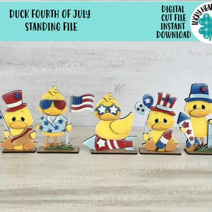 Pato de pie para el 4 de julio, archivo SVG, América, EE. UU., fuegos artificiales, bandera, perrito caliente, bandeja escalonada de granja Glowforge, LuckyHeartDesignsCo