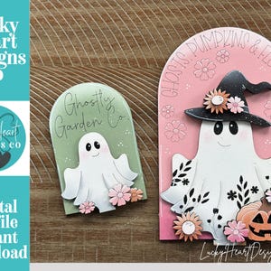 Könnte beinhalten: Zwei gewölbte Holzschilder mit Geisterillustrationen. Das kleinere Schild ist salbeigrün mit dem Text Ghostly Garden Co. Das größere Schild ist rosa mit dem Text GHOSTS, PUMPKINS & FLOWERS und zeigt einen Geist mit Hexenhut und Kürbis.