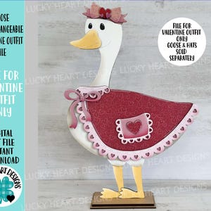 Könnte beinhalten: Eine Holzgansfigur mit Valentinsthema. Die Gans trägt eine rote Schürze mit einer herzförmigen Tasche und einer passenden Schleife. Der Text auf dem Bild lautet "Goose Interchangeable Valentine Outfit File" und "File for Valentine Outfit Only".