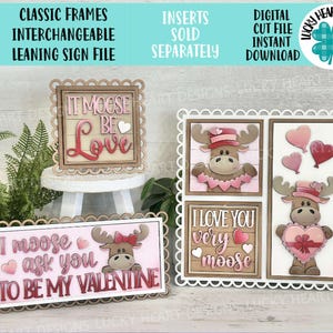 Può includere: Tre cartelli in legno a tema San Valentino con inserti intercambiabili. I cartelli presentano un alce con cuori e il testo "It Moose Be Love", "I Moose Ask You To Be My Valentine" e "I Love You Very Moose".