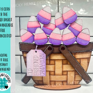 Puede incluir: Una cesta de madera llena de maíz dulce, con una etiqueta que dice "Old Fashioned Candy Corn".