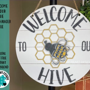 Welkom bij onze Hive Door Hanger File SVG, Glowforge Bee Sign, LuckyHeartDesignsCo