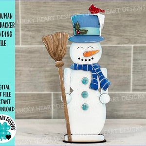 Arquivo em pé do quebra-nozes do boneco de neve SVG, Glowforge, bandeja em camadas de inverno LuckyHeartDesignsCo
