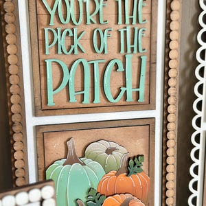 Peut inclure: Panneau en bois encadr&eacute; avec le texte "YOU'RE THE PICK OF THE PATCH" en vert menthe. La section inf&eacute;rieure pr&eacute;sente une collection de citrouilles vertes et oranges avec des feuilles vertes.