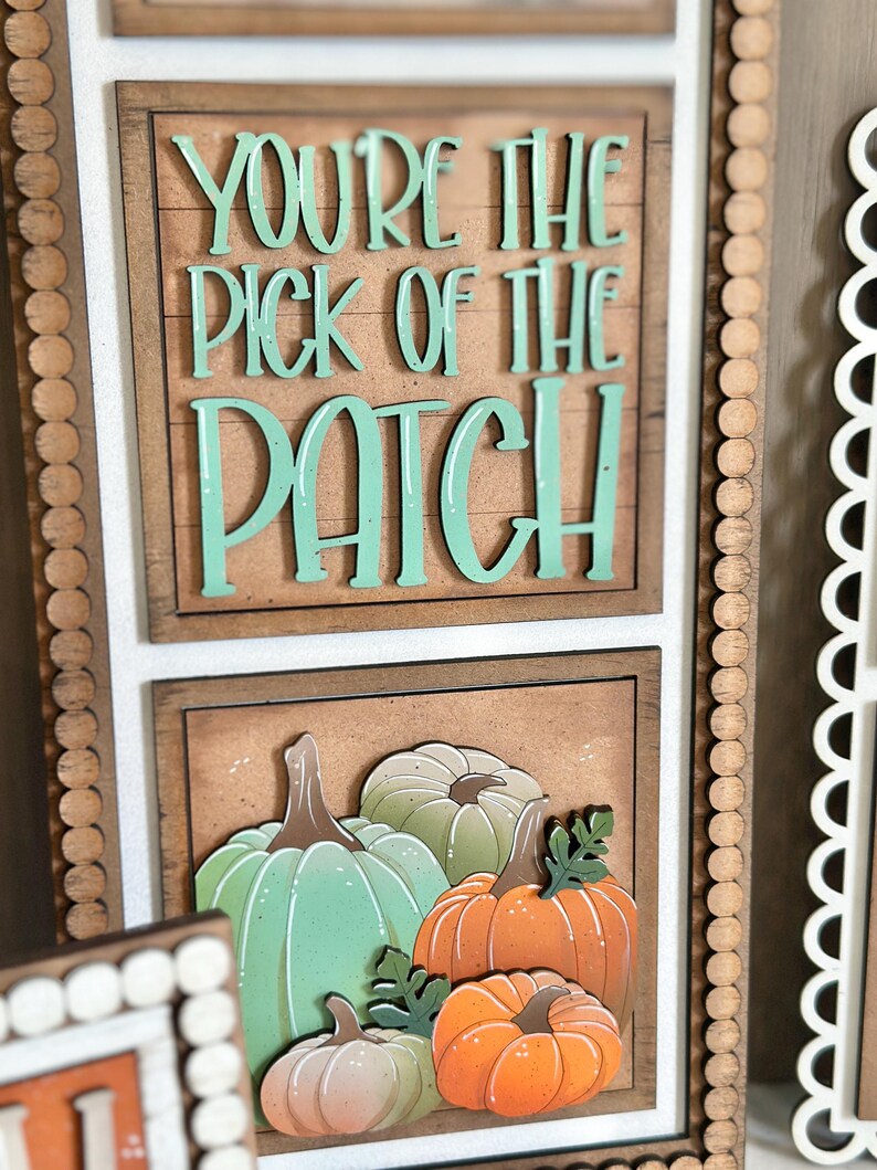 Peut inclure: Panneau en bois encadr&eacute; avec le texte "YOU'RE THE PICK OF THE PATCH" en vert menthe. La section inf&eacute;rieure pr&eacute;sente une collection de citrouilles vertes et oranges avec des feuilles vertes.