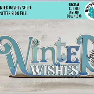 Puede incluir: Un letrero de madera azul y blanco con las palabras "Winter Wishes" en él. El letrero está decorado con copos de nieve y está diseñado para ser utilizado como un reposaplatos.