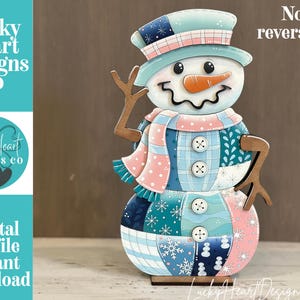 Op de afbeelding: Een decoratieve sneeuwman-uitsparing met een patchworkontwerp in blauw-, groenblauw- en rozetinten met witte sneeuwvlokpatronen. De sneeuwman draagt een bijpassende hoed en sjaal, heeft bruine takachtige armen en drie witte knopen. Tekst: Not reversible.