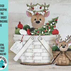 Puede incluir: Una cesta de flores de madera con temática navideña y diseño de reno. La cesta blanca con patrón tejido contiene adornos y un árbol de Navidad. El texto en la imagen dice "Reindeer Cute Christmas for the Flower Basket Interchangeable File."