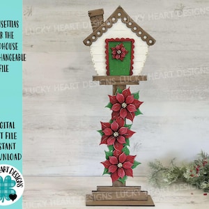Puede incluir: Una casita de pájaros de madera con un techo blanco y decoraciones de poinsettia rojas. La casita de pájaros está sobre un soporte de madera con una base. La casita de pájaros está decorada con un diseño de poinsettia rojo y verde. La casita de pájaros es un archivo de corte digital para descarga instantánea.