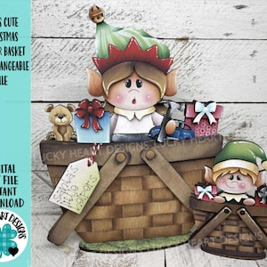 Könnte beinhalten: Ein hölzerner Weihnachts-Elf-Blumenkorb mit einem Teddybären, Geschenken und einem Spielzeugauto. Der Korb zeigt zwei Elfen, einen innen und einen außen. Der Text auf dem Bild lautet "Elves Cute Christmas Flower Basket Interchangeable File".