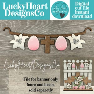 Może przedstawiać: Drewniany baner wielkanocny z białymi liliami, różowymi jajkami i brązowym krzyżem. Baner pochodzi od Lucky Heart Designs Co. Na zdjęciu widać również płot i wkładkę sprzedawaną oddzielnie. Widoczny jest tekst "Digital cut file instant download".