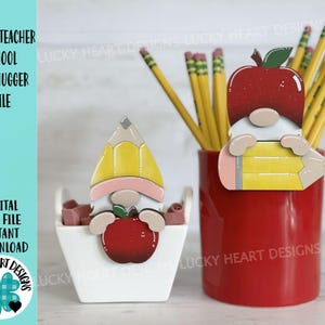 Gnom Lehrer Schultasse Hugger Datei SVG, Glowforge abgestuftes Tablett, Tablett Dekor, Bleistift, Apfel, Geschenk, Topper, LuckyHeartDesignsCo