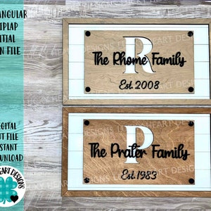 Op de afbeelding: Twee houten borden met een witte geschilderde schiplap achtergrond. Het bovenste bord heeft een witte letter "R" en zegt "The Rhome Family Est. 2008". Het onderste bord heeft een witte letter "P" en zegt "The Prater Family Est. 1983".