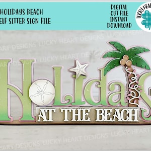 Puede incluir: Un letrero de madera con las palabras "Holidays at the Beach" en letras verdes y rosas. El letrero también presenta una palmera, una estrella de mar y una concha.
