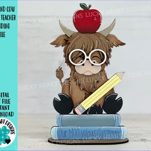 Highland Cow School Teacher staand bestand SVG, appel, potlood, klaslokaal, boerderij, gelaagde lade Glowforge, LuckyHeartDesignsCo