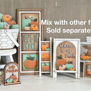 Peut inclure: Ensemble de d&eacute;corations en bois sur le th&egrave;me de l'automne, avec des citrouilles de diff&eacute;rentes tailles et couleurs. Comprend un panier blanc, des &oelig;uvres d'art encadr&eacute;es et des panneaux avec des phrases.