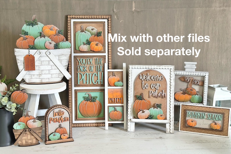 Peut inclure: Ensemble de d&eacute;corations en bois sur le th&egrave;me de l'automne, avec des citrouilles de diff&eacute;rentes tailles et couleurs. Comprend un panier blanc, des &oelig;uvres d'art encadr&eacute;es et des panneaux avec des phrases.