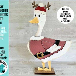 Könnte beinhalten: Eine Holzgansfigur in einem Weihnachtsmann-Outfit. Die Gans hat einen rot-weißen Hut mit Geweih, einen roten Mantel mit schwarzem Gürtel und gelbe Füße. Der Text lautet "Goose Interchangeable Santa Christmas Outfit File."