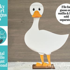Könnte beinhalten: Ein weißer, gänseförmiger Holzzuschnitt mit orangefarbenem Schnabel und Füßen. Die Gans steht auf einem braunen Sockel. Das Bild enthält den Text "File for goose only outfits & hats sold separately" und "Digital cut file instant download".