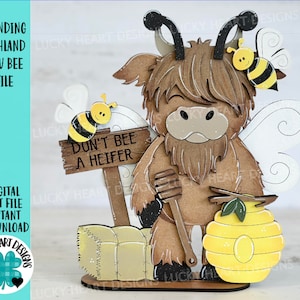 Arquivo BEE SVG de vaca das Terras Altas em pé, mel, abelha, fazenda, colmeia, bandeja em camadas Glowforge, LuckyHeartDesignsCo