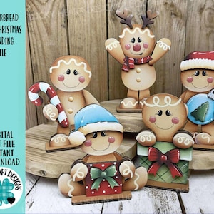 Könnte beinhalten: Fünf Holz-Lebkuchenfiguren mit festlichem Zubehör. Eine hält eine Zuckerstange, eine andere eine blaue Kugel und eine dritte eine Geschenkbox. Die Figuren sind mit rosigen Wangen und Lächeln verziert, perfekt für die Weihnachtsdekoration.