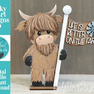 Könnte beinhalten: Ein brauner Holzausschnitt eines Hochlandrindes mit zotteligem Fell, Hörnern und schwarzen Hufen. Das Rind hält einen weißen Stab mit einer braunen Flagge, die den Text "LIFE IS BETTER ON THE FARM" und eine kleine blaue Windmühle zeigt.
